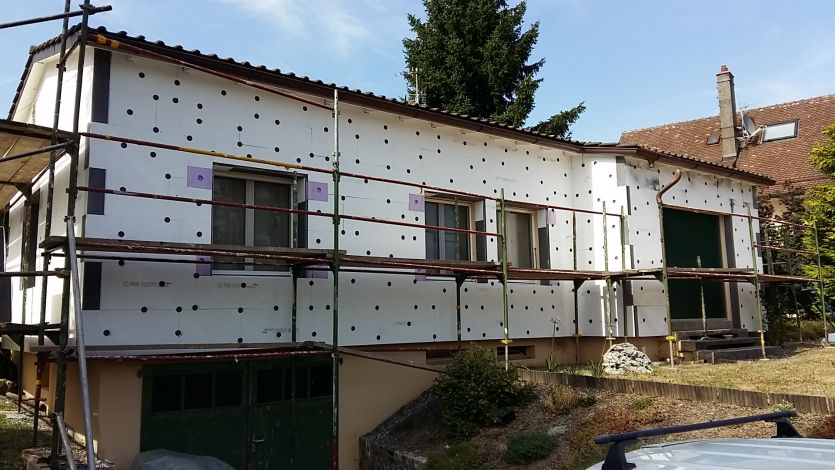  Réalisation par FG Services Sàrl : Façadier spécialisé dans l'isolation périphérique pour la performance thermiques des façades crépies de la maison, villa et habitation de la Région Nyon, Morges et Genève. Bilan carbone en baisse. Prix et Devis. Entreprise de rénovation du second oeuvre