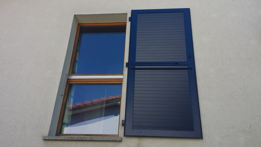 FGServices Sàrl, votre entreprise pour tous vos travaux de second-œuvre.  © Réalisation FG Services Sàrl. Conseil et installation de volet aluminium maison Région Nyon FG Services Sàrl, Façadier Expert en Isolation Périphérique Thermique de l’Habitat à Coinsins. Entreprise générale de la rénovation du second-œuvre à Coinsins. Façadier Région de Nyon, Morges et Genève : Amélioration de l'habitat : Ravalement façades de maison et villa, isolation périphérique thermique, volet aluminium, store de terrasse, fenêtre en PVC, porte d'entrée en PVC. Prix, devis et Tarif. Confort de la maison. Efficacité thermique du bâtiment. Décoration de façades. Eléments d’Ouverture et Fermetures des façades.