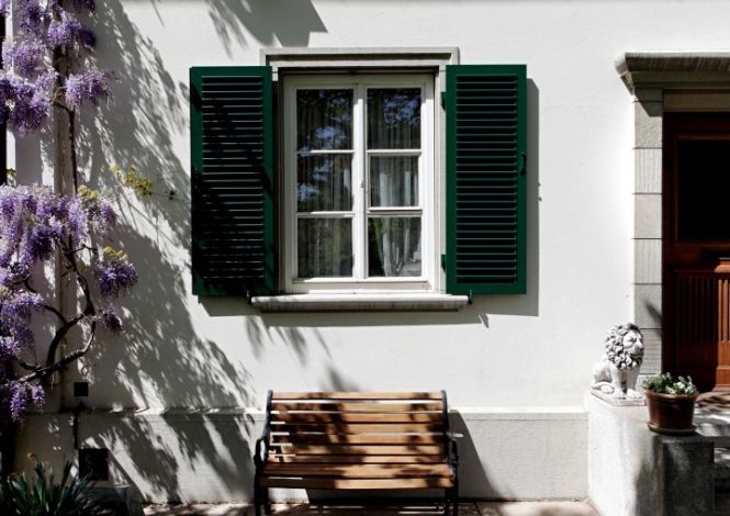 Intégration parfaite de l'alu  façade du 19ème  Image d'illustration (c) Ehret. Volet Battant Aluminium. Installateur Région Nyon, Morges et Genève. Devis et Prix