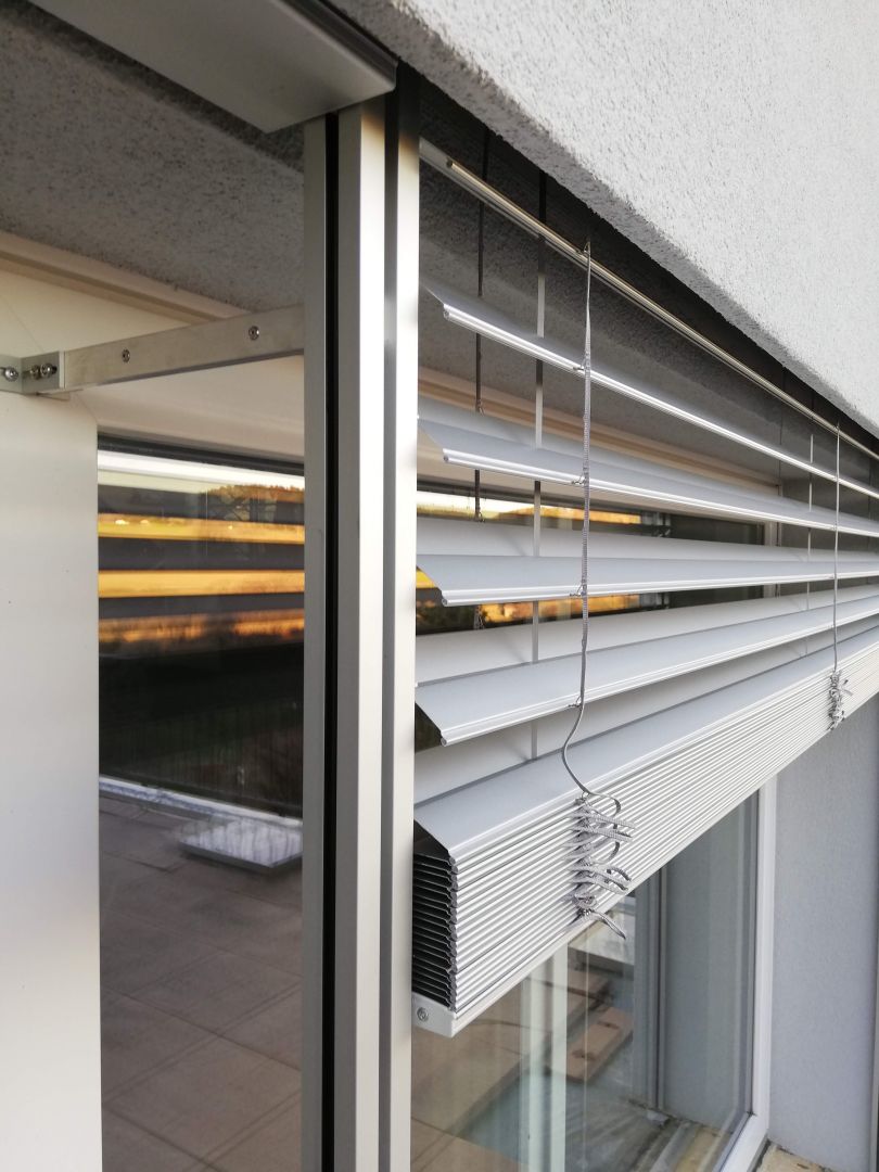 Store Aluminium A Lamelles Pour Fenetre Et Baie Vitree Votre Installateur Swiss Made Label De Votre Region Nyon Morges Et Geneve Fg Services Sarl Isolation Et Amelioration De L Habitat