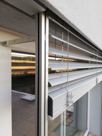  Conseillé et installé à Le Vaud en finition après isolation des façades - Fourni par Michel Stores à Sion - Région de Nyon, Morges et Genève